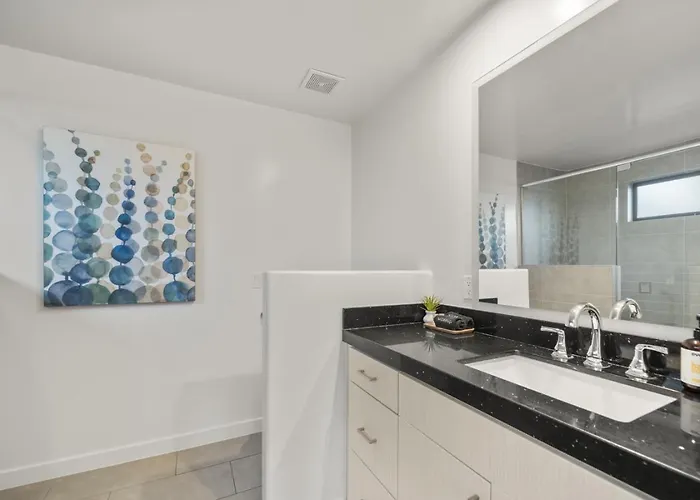 Stunning Views Uptown With Hot Tub Gym And Fire Pit