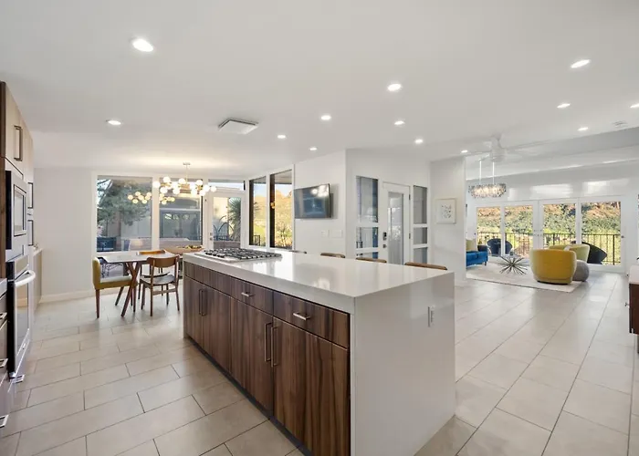 Stunning Views Uptown With Hot Tub Gym And Fire Pit
